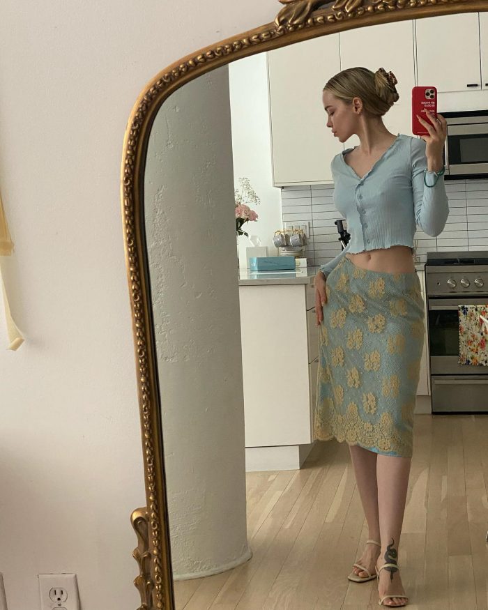 Dove Cameron Mirror Casual Selfie Pokies