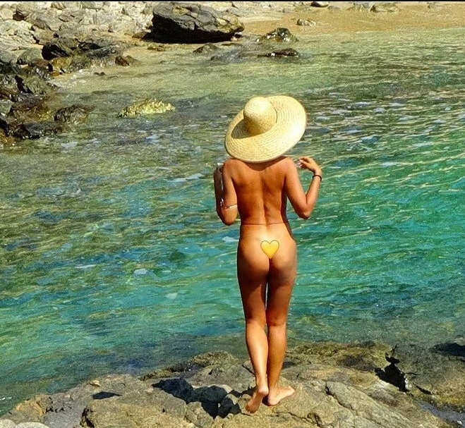 Jackie Cruz stream side bikini hotness, wearing her big hat. 