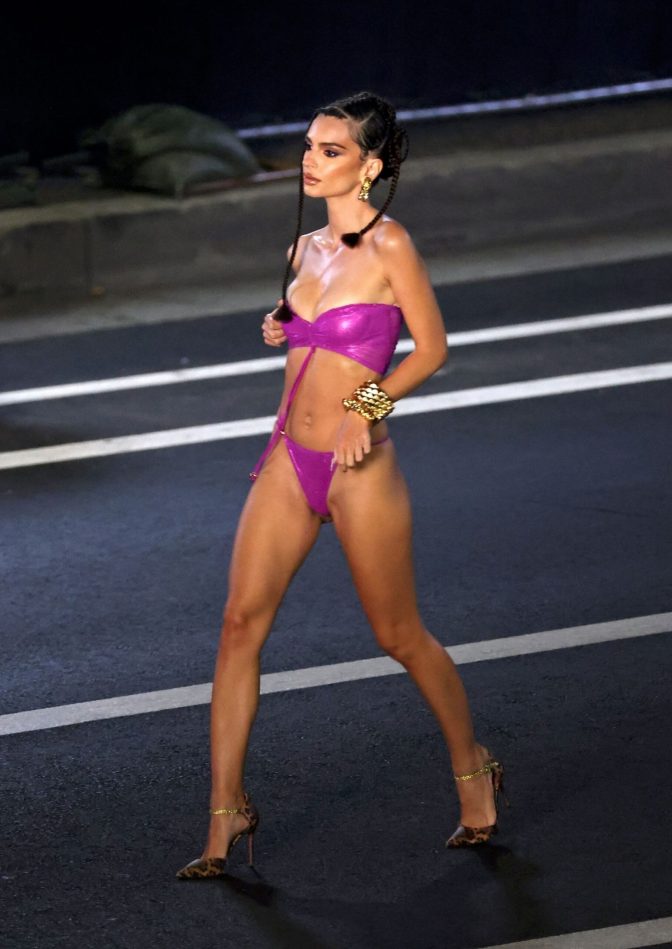 Emily Ratajkowski Stunning Hot Body