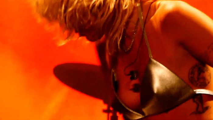 Miley Cyrus Boobs Captured!