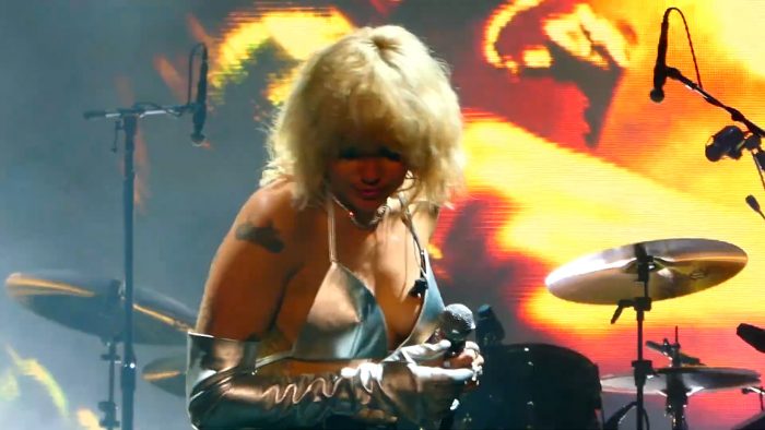 Miley Cyrus Boobs Captured!