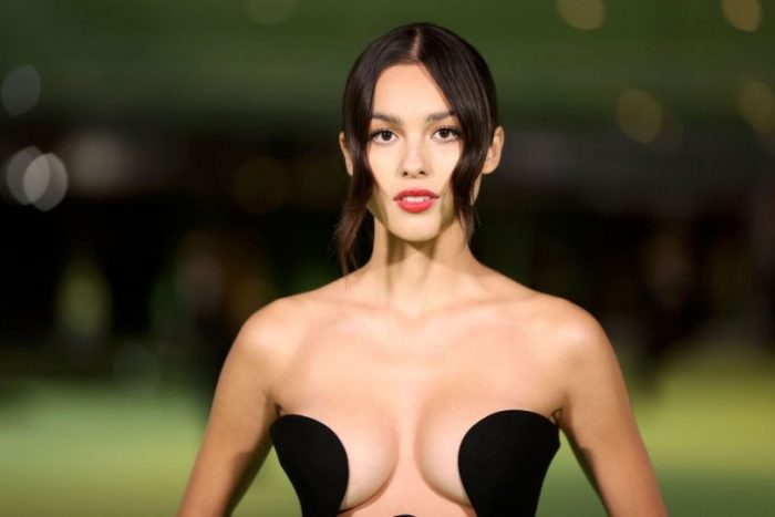 Olivia Rodrigo Cleavage In A Black Dress